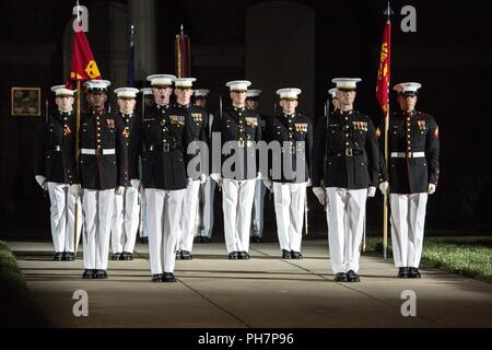 Marines con Marine Caserma Washington D.C. marzo al centro a piedi durante un venerdì sera Parade presso la caserma, 29 giugno 2018. L ospite d onore per la cerimonia è stato il Sottosegretario della Marina Militare, Thomas B. Modly, e l'hosting ufficiale è stato il Comandante di assistente del Marine Corps, Gen. Glenn M. Walters. Foto Stock