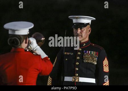 Il personale Sgt. Codie Williams, bugler cerimoniale, "l'Commandants proprio" DEGLI STATI UNITI Marine Drum & Bugle Corps, esegue una tromba chiamata mentre Sgt. Il Mag. Matthew R. Hackett, sergente maggiore, caserma marini Washington, sorge a attenzione durante un venerdì sera Parade presso caserma marini di Washington D.C., Giugno 29, 2018. L ospite d onore per la cerimonia è stato il Sottosegretario della Marina Militare, Thomas B. Modly, e l'hosting ufficiale è stato il Comandante di assistente del Marine Corps, Gen. Glenn M. Walters. Foto Stock