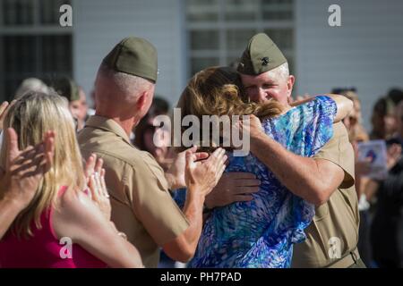 Stati Uniti Marine Corps Christopher S. Dowling, il capo di stato maggiore della prima divisione Marine, abbracci la moglie Karen Dowling, durante Dowling la cerimonia di pensionamento in Marine Corps base Camp Pendleton, California, 29 giugno 2018. La cerimonia si è svolta in onore di Dowling è 34 anni di servizio meritorio. Foto Stock