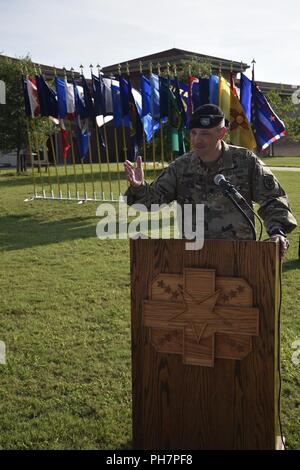 Il guerriero del battaglione di transizione ha ospitato una modifica del comando cerimonia per Lt. Col. Steven G. Robins, comandante in entrata, e il tenente Col. Phillip B. Brown Jr., comandante uscente, giovedì, 28 Giugno presso il cpl. Rudolfo Hernandez guerriero battaglione di transizione complessa a Fort Bragg. Foto Stock