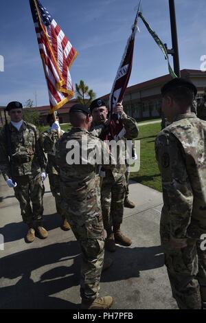 Il guerriero del battaglione di transizione ha ospitato una modifica del comando cerimonia per Lt. Col. Steven G. Robins, comandante in entrata, e il tenente Col. Phillip B. Brown Jr., comandante uscente, giovedì, 28 Giugno presso il cpl. Rudolfo Hernandez guerriero battaglione di transizione complessa a Fort Bragg. Foto Stock