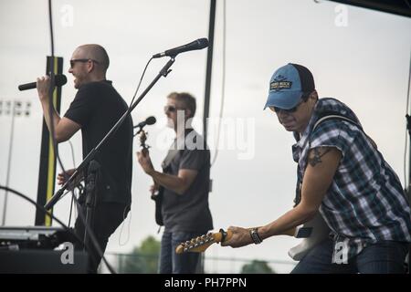 Membri della Tyler Walker Band un concerto per il Team Buckley Giugno 30, 2018 a Buckley Air Force Base in Colorado. La Tyler Walker Band ha preso tempo fuori ci tour estivo per riprodurre la musica per gli uomini e le donne di Buckley AFB. Foto Stock