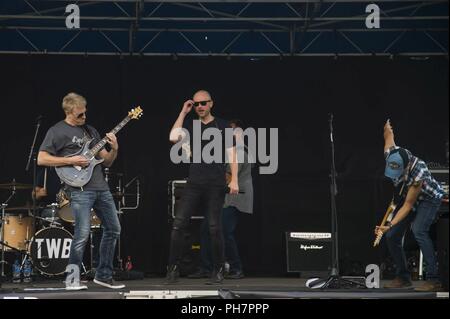 Membri della Tyler Walker Band un concerto per il Team Buckley Giugno 30, 2018 a Buckley Air Force Base in Colorado. La Tyler Walker Band ha preso tempo fuori ci tour estivo per riprodurre la musica per gli uomini e le donne di Buckley AFB. Foto Stock