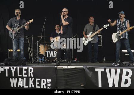 Membri della Tyler Walker Band un concerto per il Team Buckley Giugno 30, 2018 a Buckley Air Force Base in Colorado. La Tyler Walker Band ha preso tempo fuori ci tour estivo per riprodurre la musica per gli uomini e le donne di Buckley AFB. Foto Stock