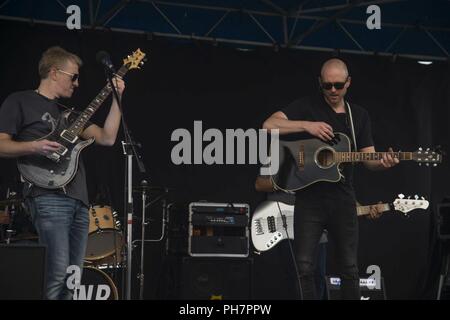 Membri della Tyler Walker Band un concerto per il Team Buckley Giugno 30, 2018 a Buckley Air Force Base in Colorado. La Tyler Walker Band ha preso tempo fuori ci tour estivo per riprodurre la musica per gli uomini e le donne di Buckley AFB. Foto Stock