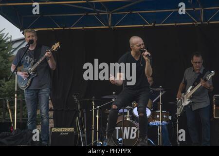 Membri della Tyler Walker Band un concerto per il Team Buckley Giugno 30, 2018 a Buckley Air Force Base in Colorado. La Tyler Walker Band ha preso tempo fuori ci tour estivo per riprodurre la musica per gli uomini e le donne di Buckley AFB. Foto Stock