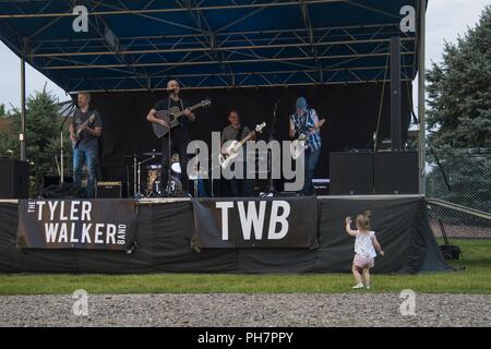 Membri della Tyler Walker Band un concerto per il Team Buckley Giugno 30, 2018 a Buckley Air Force Base in Colorado. La Tyler Walker Band ha preso tempo fuori ci tour estivo per riprodurre la musica per gli uomini e le donne di Buckley AFB. Foto Stock