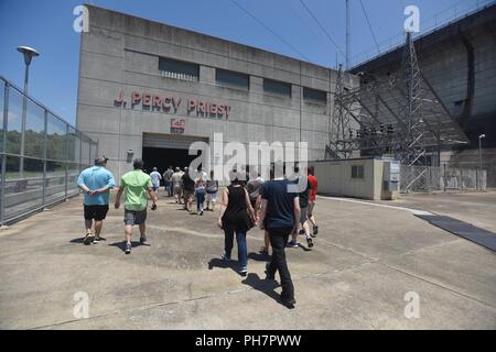 Un tour di pubblico gruppo entra la centrale idroelettrica come parte del cinquantesimo anniversario di J. Percy Priest Dam e il serbatoio a Nashville, Tennessee, il 29 giugno 2018. Foto Stock