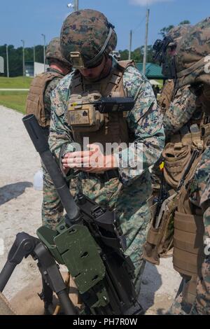 Stati Uniti Marine Corps Sgt. Zachary D. Taylor con abilità di combattimento della scuola di formazione, 2° Marine Logistics Group, calibra un contrassegno 19 40 mm granata mitragliatrice durante un live-formazione antincendio esercita su di Camp Lejeune, N.C., 29 giugno 2018. I marines si familiarizzarono con le procedure operative della granata pistole di macchina per migliorare la loro capacità di formare Marines e marinai che frequentano BSTS. Foto Stock