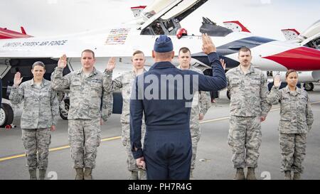 Lt. Col. Kevin gallese, U.S. Air Force aria squadrone di dimostrazione "Thunderbirds' commander, conduce un reenlistment cerimonia di Arctic Thunder Open House in Anchorage AK, 29 giugno 2018. Dal 1953, il team Thunderbirds ha servito come America's premier aria squadrone dimostrativo, affidata la missione vitale di reclutare, conservare e ispirare il passato, il presente e il futuro gli avieri. Foto Stock