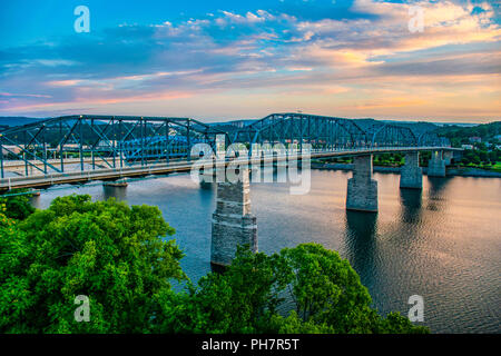Market Street e il ponte sul fiume Tennessee nel centro cittadino di Chattanooga nel Tennessee TN. Foto Stock