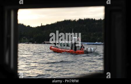 Una guardia costiera equipaggio a bordo di un 25-piede Boat-Small risposta pattuglia le acque del lago di Coeur d'Alene in Idaho il 30 giugno 2018. Questo è stato il Seattle-basato della Guardia Costiera dell'equipaggio prima volta sul lago e i loro sforzi sono stati parte di un'iniziativa per informare i barcaioli dei pericoli della nautica sotto l'influenza di alcol e di far rispettare le leggi in materia di sicurezza in barca. Foto Stock