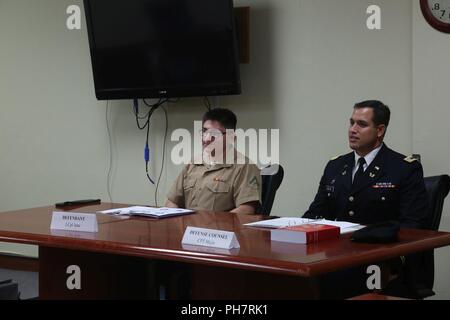 KADENA AIR BASE, Okinawa, Giappone - STATI UNITI Lancia Marine Cpl. Irvin Guzmanescalera, a sinistra, E DEGLI STATI UNITI Air Force Capt. Juan Mejia servire come l' imputato e il consiglio di difesa nel corso di un processo farsa 29 Giugno sul Kadena Air Base, Okinawa, in Giappone. I membri del servizio da tutti i militari statunitensi di succursali in Okinawa sono venuti insieme per condividere la loro conoscenza del codice in uniforme di Giustizia militare con agenzie governative locali. Diversi membri del servizio del militare degli Stati Uniti ha giocato un ruolo importante nel processo farsa. Guzmanescalera è un personale avvocato giudice legal sottufficiale con Marine Corps Impianti Pacific - Marine Co Foto Stock