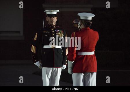 Stati Uniti Marine Corps Staff Sgt. Cody Williams, bugler cerimoniale, Marine tamburo e Bugle Corps, esegue con Sgt. Il Mag. Matthew R. Hackett, sergente maggiore, caserma marini Washington, durante una serata parade presso caserma marini Washington, Washington D.C., 29 giugno 2018. La sfilata serale estate tradizione iniziò nel 1934 e dispone il trapano silenzioso plotone, U.S. Banda di Marino, Stati Uniti Tamburo di marino e Bugle Corps e due società marching. Più di 3.500 ospiti sfilerà ogni settimana. Foto Stock