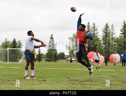 Team Minot aviatori competere in un gioco di calcio durante la quarta stagione estiva con giochi a Minot Air Force Base in North Dakota, 29 giugno 2018. Il Summer Games è un evento annuale in cui gli avieri sulla base di competere in varie attività fisiche e sportive. Foto Stock