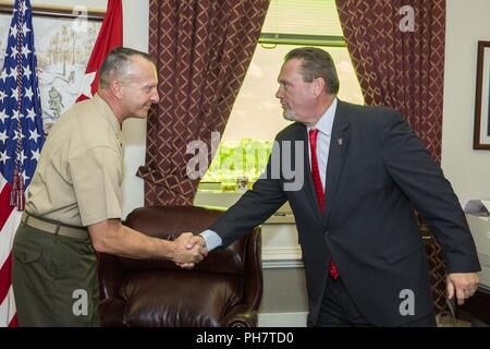 Assistente Comandante del Marine Corps gen. Glenn M. Walters promuove il Mag. Gen. Charles G. Chiarotti, imminente vice comandante, impianti e logistica, al Pentagono, Washington D.C., 29 giugno 2018. Chiarroti è stato promosso al grado di tenente generale. Foto Stock