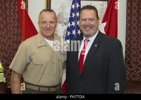 Assistente Comandante del Marine Corps gen. Glenn M. Walters promuove il Mag. Gen. Charles G. Chiarotti, imminente vice comandante, impianti e logistica, al Pentagono, Washington D.C., 29 giugno 2018. Chiarroti è stato promosso al grado di tenente generale. Foto Stock