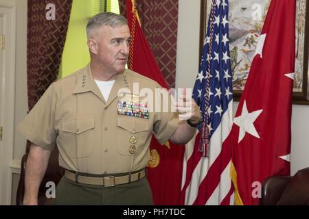 Assistente Comandante del Marine Corps gen. Glenn M. Walters promuove il Mag. Gen. Charles G. Chiarotti, imminente vice comandante, impianti e logistica, al Pentagono, Washington D.C., 29 giugno 2018. Chiarroti è stato promosso al grado di tenente generale. Foto Stock