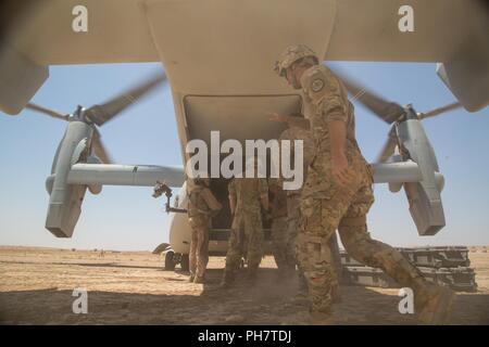 Soldati con il 3° reggimento di cavalleria scaricare materiali di consumo forniti da un U.S. Marine Corps MV-22 in corrispondenza di una posizione remota vicino al confine Iraqi-Syrian Giugno 23, 2018. Le forze di sicurezza irachene e i partner della coalizione fornito supporto di fuoco per assistere il siriano forze democratiche come essi continuare il funzionamento Roundup, l offensiva militare per accelerare la sconfitta di Iside resti in Medio fiume Eufrate valle Iraq-Syria e la regione di bordo. Foto Stock