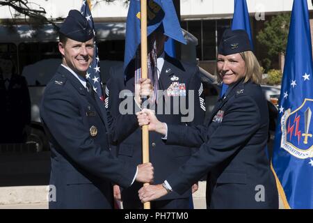 PETERSON AIR FORCE BASE, Colo. - Col. Todd Moore, XXI Space Wing Commander, passa il guidon al Col. Kirsten Aguilar come ella assume il comando del xxi Missione Gruppo di supporto a Patriot Park sulla Base Aerea Peterson, Colorado, 26 giugno 2018. In precedenza, Aguilar è servita come assistente esecutivo del vice comandante, U.S. Pacifico Comando, fornendo operativa e un orientamento strategico per il vice comandante sui temi della sicurezza nazionale che coinvolge oltre 30 alleati e partner delle nazioni. Foto Stock