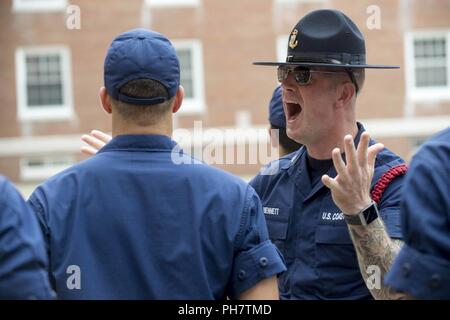 NEW LONDON, Conn. -- La classe del 2020 partecipa a una settimana di corso di formazione guidato da Cape May comandanti di compagnia, inizio giugno 21, 2018. La formazione è prevista per i prossimi cadre membri che sarà in carica dei tamponi in entrata e la loro trasformazione da civili per la Guardia Costiera di uomini e donne. Foto Stock