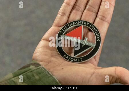 Il comando Sgt. Il Mag. Stephen Helton, 7 Divisione di Fanteria il comando Sergente Maggiore, visite xvi combattere la Brigata Aerea Raptor Centro di resilienza, in corrispondenza del giunto di base corda Lewis-Mc, nello Stato di Washington, 26 giugno 2018. Il personale Sgt. Vanessa Alvarado, XVI CABINA Affari religiosi NCO, diede Helton un tour del Raptor Centro di resilienza e lo ha informato dei servizi forniti nell'impianto. Ha anche ricevuto un'eccellenza di moneta da Helton. Successivamente, Helton ha parlato con il Senior Non-Commissioned ufficiali nelle posizioni di leadership all'interno della brigata per il loro sviluppo professionale. Foto Stock