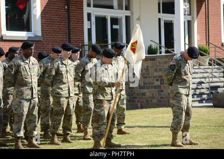 Stati Uniti I soldati assegnati a U.S. Army Garrison Benelux, stand presso l attenzione per Lt. Col. Kelly D. Porter's invocazione durante il loro cambiamento di comando in Wingene Caserne Daumerie, Belgio, 29 giugno 2018. Foto Stock