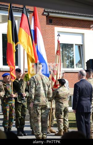 Stati Uniti Comando Esercito Sgt. Il Mag. Samara L. Pitre, riceve i colori dalla sua unità durante il U.S. Army Garrison Benelux' cambia di comando, Wingene Caserne Daumerie, Belgio, 29 giugno 2018. Foto Stock