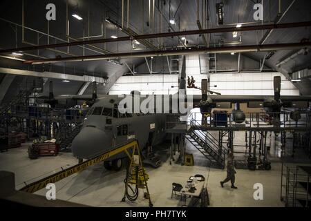 179Th Airlift Wing manutenzione membri lavorano su un C-130H Hercules, 20 giugno 2018. Il aviatori hanno ispezionato e la manutenzione di aeromobili per tenerlo battenti. Foto Stock