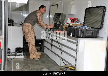 Un'eliminazione degli ordigni esplosivi militari di stati di un estere di servizi militari opera una controllata in remoto per robot di uno scenario di addestramento Giugno 22, 2018 a bracci combinato formazione collettiva Facility a Fort McCoy, Wis. la formazione era parte dell esercizio audace Warrior 2018. Quasi 60 aviatori di dieci Stati membri nonché di squadre di servizio internazionale i membri che fanno parte dell'eliminazione degli ordigni esplosivi squadre allenate a Fort McCoy per dodici giorni alla fine di giugno ai primi di Luglio come parte dell'esercizio. Anche la formazione ha avuto luogo nel campo Volk, Wis. durante il training e l'EOD aviatori completato scenari Foto Stock