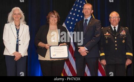 Kora Davis e Nathan Kennedy, sia del programma Executive Office per aviazione, accettare il Dipartimento della difesa Valore Engineering Award per conto di Apache Produzione e Fielding Value Engineering Team durante un mese di giugno 28, 2018 Cerimonia di premiazione presso il Pentagono. A consegnare il premio sono Kristen Baldwin, deliberando vice Assistente Segretario della Difesa di ingegneria dei sistemi e il Mag. Gen. Brian Cummings, Programma Delegato per il combattimento a terra i sistemi. Foto Stock