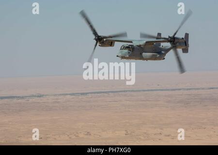 IRAQ (20 giugno 2018) UN U.S. Marine Corps MV-22B Osprey vola sull Iraq, 20 giugno 2018. CJTF-funzione OIR è il braccio militare della coalizione globale per sconfiggere ISIS in determinate parti dell'Iraq e la Siria. Foto Stock