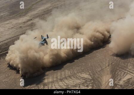 IRAQ (23 giugno 2018) UN U.S. Marine Corps MV-22B Osprey decolla durante una missione di rifornimento a supporto della Combined Joint Task Force - Funzionamento inerenti risolvere (CJTF-funzione OIR) a Firebase Um Jorais, Iraq, 23 giugno 2018. CJTF-funzione OIR è il braccio militare della coalizione globale per sconfiggere ISIS in determinate parti dell'Iraq e la Siria. Foto Stock