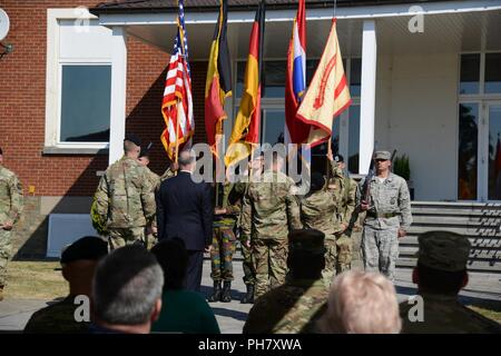 Stati Uniti Comando Esercito Sgt. Il Mag. Samara L. Pitre riceve i colori dalla sua unità durante gli Stati Uniti Army Garrison Benelux cambiamento di comando su Caserne Daumerie in Wingene, Belgio, 29 giugno 2018. Foto Stock