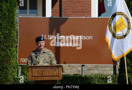 Stati Uniti Esercito Col. Kurt P. Connell, comandante uscente della U.S. Army Garrison Benelux, fa un discorso durante gli Stati Uniti Army Garrison Benelux cambiamento di comando su Caserne Daumerie in Wingene, Belgio, 29 giugno 2018. Foto Stock