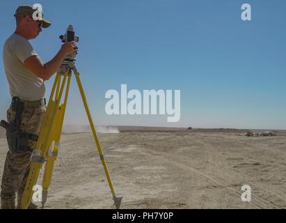 Un U.S. Air Force Airman dal 727th Expeditionary Air Control Squadron (EACS) conduce un sondaggio del sito per una configurazione radar in corrispondenza di una coalizione airfield nel nordest della Siria, Giugno 30, 2018. Conosciuto come 'il perno del fuso a snodo", il 727th EACS è composta di 14 campi di carriera che sono responsabili per il monitoraggio e la fornitura di aria vitale informazioni di immagine per garantire il completamento delle missioni assegnate nel teatro. Foto Stock