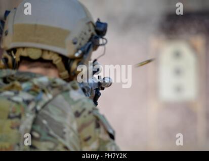 I soldati assegnati al decimo delle forze speciali Gruppo (Airborne) condurre un live-fuoco abilità di tiro avanzato evoluzione di formazione sul campo al Panzer Kaserne, Böblingen, Germania, 28 giugno 2018. Foto Stock