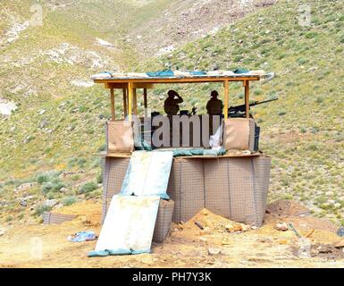 Stati Uniti I soldati dell esercito di mantenere un occhio vigile sulla valle da un posto di osservazione nella provincia di Nangarhar, Afghanistan. Afghani e U.S. Le forze speciali team ha condotto un mese-lungo funzionamento nel giugno 2018 a negare ISIS-K fighters la possibilità di tornare a Deh Bala Valley, a pochi chilometri dal confine Afghan-Pakistan. (NSOCC-A DA PARTE DEGLI STATI UNITI Navy Lt. Amy Forsythe) Foto Stock