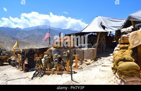 Afghani e U.S. Le forze speciali di mantenere un occhio vigile al posto di osservazione KRAKKEN affacciato sul villaggio Gurgoray in Afghanistan orientale. Afghan Commandos e berretti verdi ha collaborato per un mese di funzionamento nel giugno 2018 per evitare ISIS-K i combattenti di ritornare al territorio che essi una volta controllata nella provincia di Nangarhar, a circa 25 chilometri dal Pakistan. (NSOCC-A Foto Stock