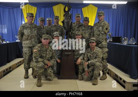 Il tutto la protezione internazionale del team di combattimento posano per una foto con il trofeo di fortuna alla fine dell'esercito riserva operativa la concorrenza di ripresa della Cerimonia di Premiazione. La squadra ha raggiunto il loro obiettivo vincere questo trofeo, che è un collettivo di alto punteggio di quattro eventi ed è una lunga competizione tra la riserva britannico e gli Stati Uniti La Guardia Nazionale. (Da sinistra a destra: anteriore- Il Mag. David Stapp, Sgt. Massima Nickerson, Sgt. Tyler Goldade, Staff Sgt. Michael Richey. Retro- Col. Marty Curtright, SPC. Jeremy McCombs, Master Sgt. Greg Neiderhiser, Staff Sgt. Brandon Hornung, Sgt. 1. Classe Paolo Deug Foto Stock