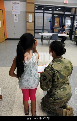 Spc. Launa Bailey, un combattimento medic, completa un occhio lo screening per i residenti locali in attesa di servizi medici a Betty Harwell Middle School di Edinburg, Texas. Circa 50 Stati Uniti Esercito di soldati di riserva assegnata al medico 7235th Unità di supporto fuori di Orlando, Texas, ha lavorato in partnership con Texas A&M programma Colonias Giugno 16-27 per fornire cure mediche di Hidalgo County's meno servite la popolazione di colonia. I servizi forniti da personale militare sono eseguite tramite il Dipartimento della difesa innovativi della disponibilità di formazione, un militare e civile Programma che costruisce reciprocamente partner benefico Foto Stock