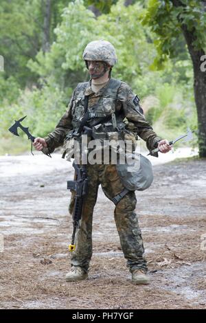 Stati Uniti La riserva di esercito di Spc. Darren Odell, un approvvigionamento di petrolio uno specialista da Carbondale, Illinois, con distacco 3, Charlie Company, 1° Battaglione, 398 Reggimento di Fanteria, 98Training Division (entrata iniziale formazione), formazione 108th comando (IET), è pronta ad impegnarsi con obiettivi tomahawks e lanciare coltelli durante il mistero event day 5 al 2018 U.S. La riserva di esercito guerriero migliore concorrenza a Fort Bragg, Carolina del Nord, 14 giugno 2018. Oggi, U.S. La riserva di esercito di soldati dare loro tutto ciò che hanno per spingere oltre i loro limiti e completare l'ultimo giorno di eventi del concorso. Foto Stock