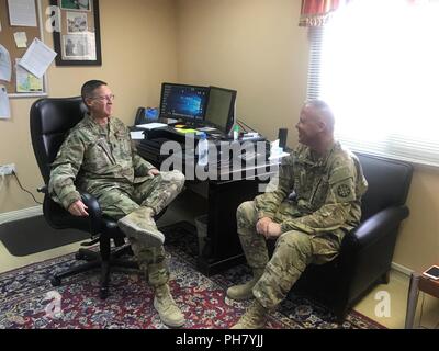 AL UDEID AIR BASE, Qatar - Lt. Col. Marty Clary, deliberando ala cappellano, 379 Aria ala Expeditionary; e il Mag. Christopher Bryan, un ingegnere trentacinquesimo cappellano della brigata, Missouri Esercito Nazionale Guardia, discutere di affari religiosi operazioni. Foto Stock