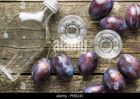 Acquavite di prugne e susine. Gustosa slivovitz. Foto Stock