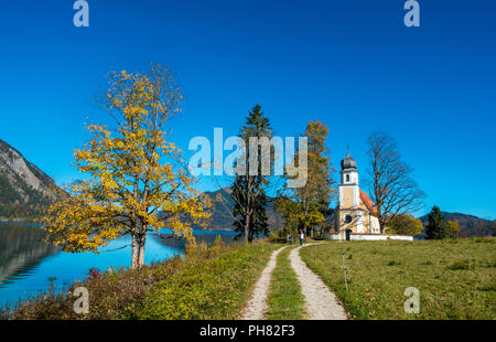 San Margareth chiesa in autunno, Zwergern penisola, il Lago Walchensee, Alta Baviera, Baviera, Germania Foto Stock