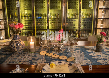 Wine bar degustazione impostare decorazione. Molti bicchieri di vino e bottiglie in ristorante Foto Stock