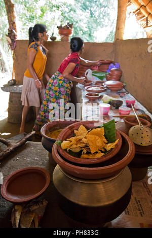 Ritratto verticale di una signora cucina tradizionale dello Sri Lanka il cibo. Foto Stock