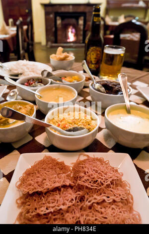 Vista verticale di tutti i piatti che compongono un Sri Lanka curry. Foto Stock