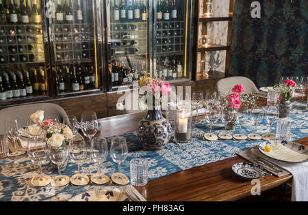 Wine bar degustazione impostare decorazione. Molti bicchieri di vino e bottiglie in ristorante Foto Stock