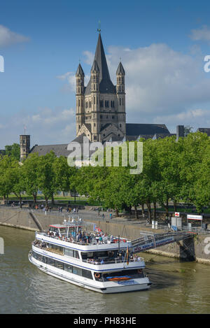 Rheinufer, Gross San Martin, Altstadt, Koeln, Nordrhein-Westfalen, Deutschland Foto Stock